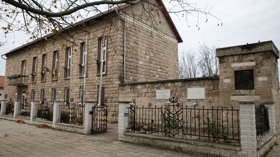 Befejeződött a könyvtár épületének kőzetgyapottal való födémszigetelése.